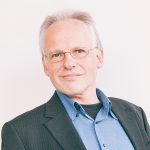 Prof. Dr. Peter Wübbelt unterrichtet die Refugeeks im Bereich Angewandte Informatik